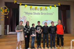 5.b klases komanda "Bruņurupuči nindzjas" - 1. vietas ieguvēji ar žūriju un balvām
