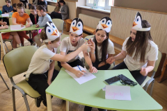 5.b klases komandas Pingvīni pilda uzdevumu