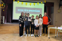 5.a klases komanda ar žūriju un pateicības diplomu
