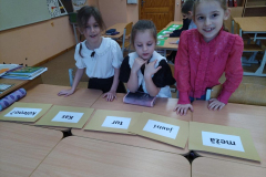 Skolnieces liek no vārdiem teikumu