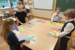 Skolēni no burtiem veido vārdus