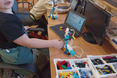 Izglitibas_tehnologiju_biblioteka_roboti_runa-1