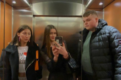 Pašpārvaldes dalībnieku selfijs liftā