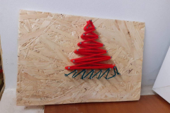 stīgu mākslā izveidota Ziemassvētku egle