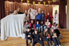 7.b klase kopbilde teātra tērpos