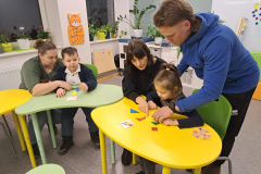 Topošie pirmklasnieki kopā ar vecākiem darbojas ar figūrām