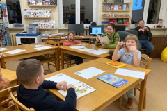 Topošie pirmklasnieki skolas bibliotēkā