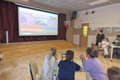 Konkursa dalībnieki pilda kahoot testa uzdevumus