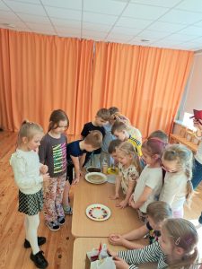 1.b klasa pēta un eksperimentē