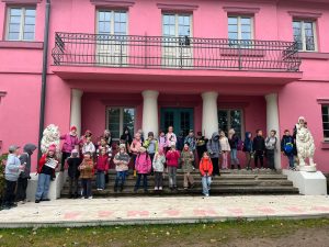 2.a un 2.b klases skolēni devās aizraujošā ekskursijā uz Cinevillu
