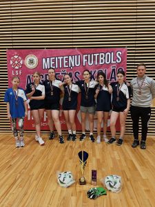 Mūsu 6. – 7. klašu meitenēm bronza futbolā