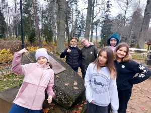 6. klases viesojas O. Kalpaka muzeju un piemiņas vietu “Airītes”