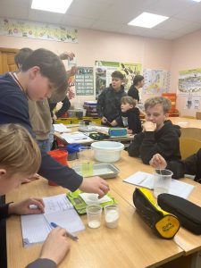 6.a un 6.b klases dabaszinību stundās eksperimentē