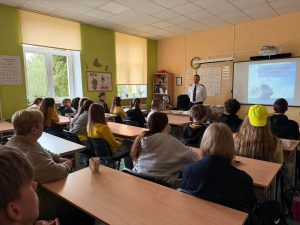 Skolā viesojās kuģa kapteinis Juris Lēmanis, vadot karjeras nodarbību “Vektoru pielietojums jūrniecībā”