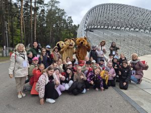 Mūsu skolas 1.–4. klašu kora dalība sadziedāšanās svētkos “Tauriņu balsis”